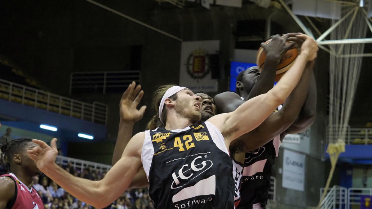 Stutz, que va ser el millor jugador de l’ICG Força Lleida ahir a Valladolid, lluita sota els cèrcols en una espectacular acció del partit.