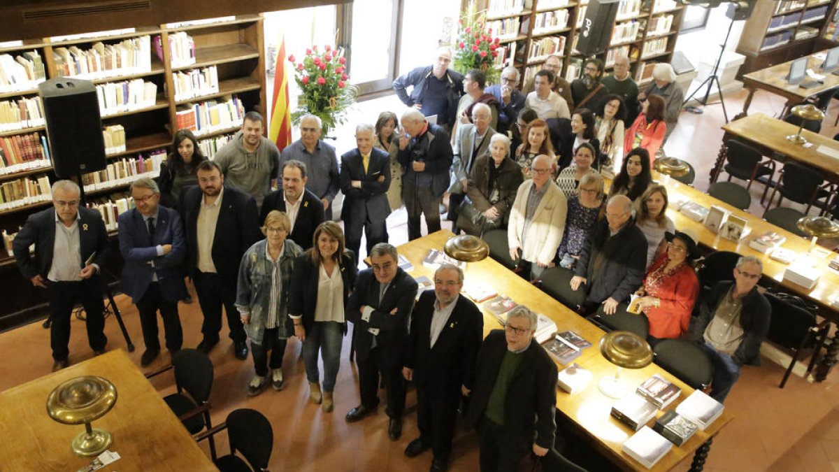 La rehabilitada biblioteca de l’IEI va acollir ahir la tradicional recepció institucional a escriptors.