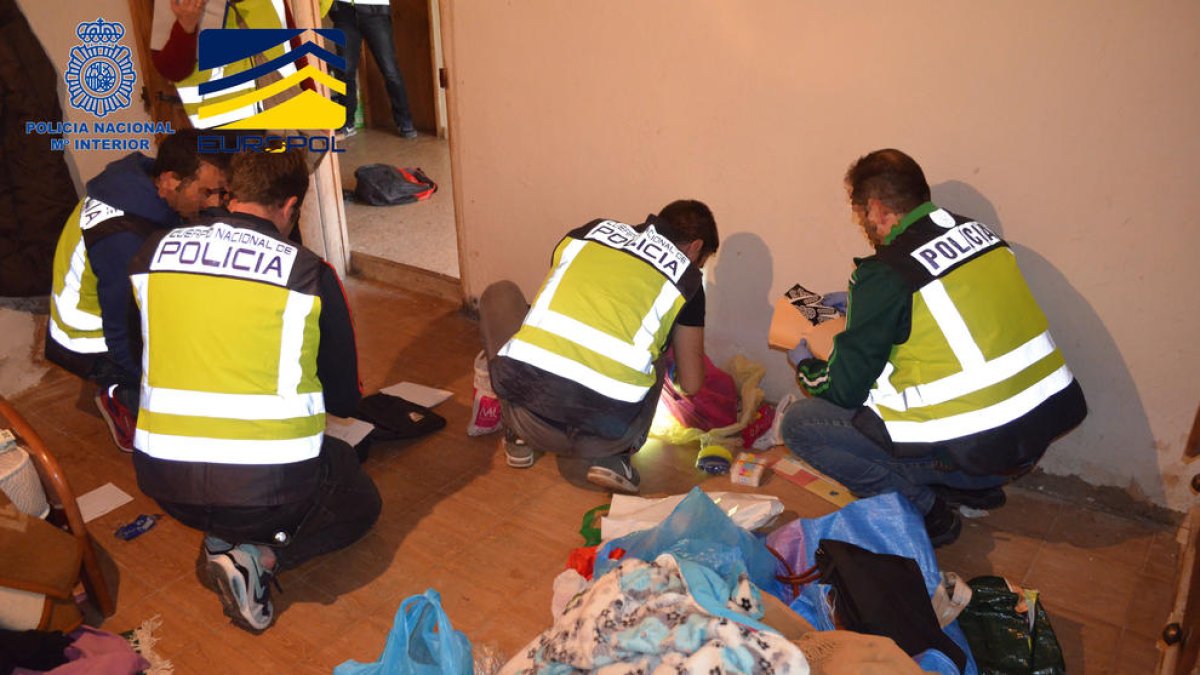 Vista dels agents durant l’operació policial.