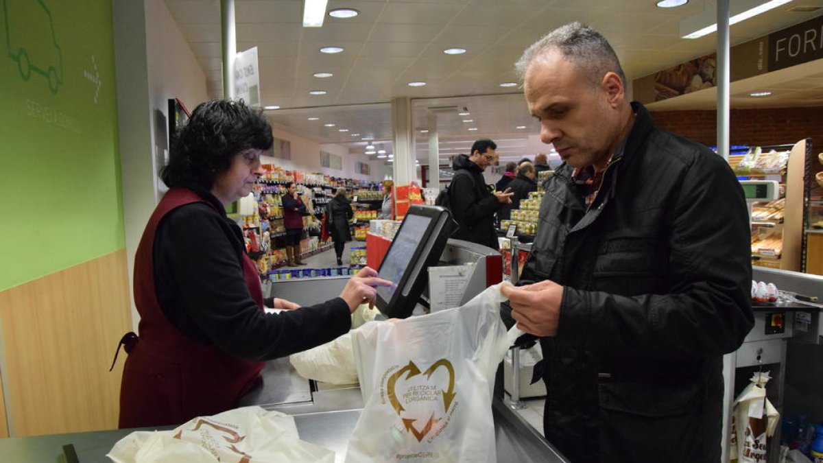 La campaña empezó ayer en los comercios de La Seu d’Urgell.