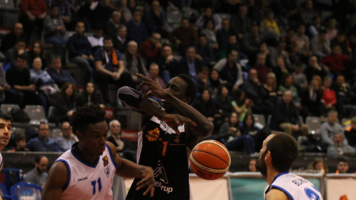 Ablaye Mbaye, pressionat per Agada, va estar sòlid en defensa.