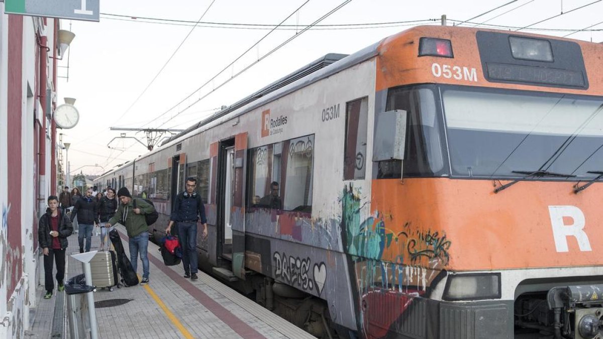 Viatgers al baixar del tren a Calaf dimecres per anar a l’autocar.