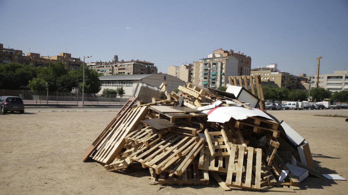 Preparatius per a una foguera a Cappont el 2021
