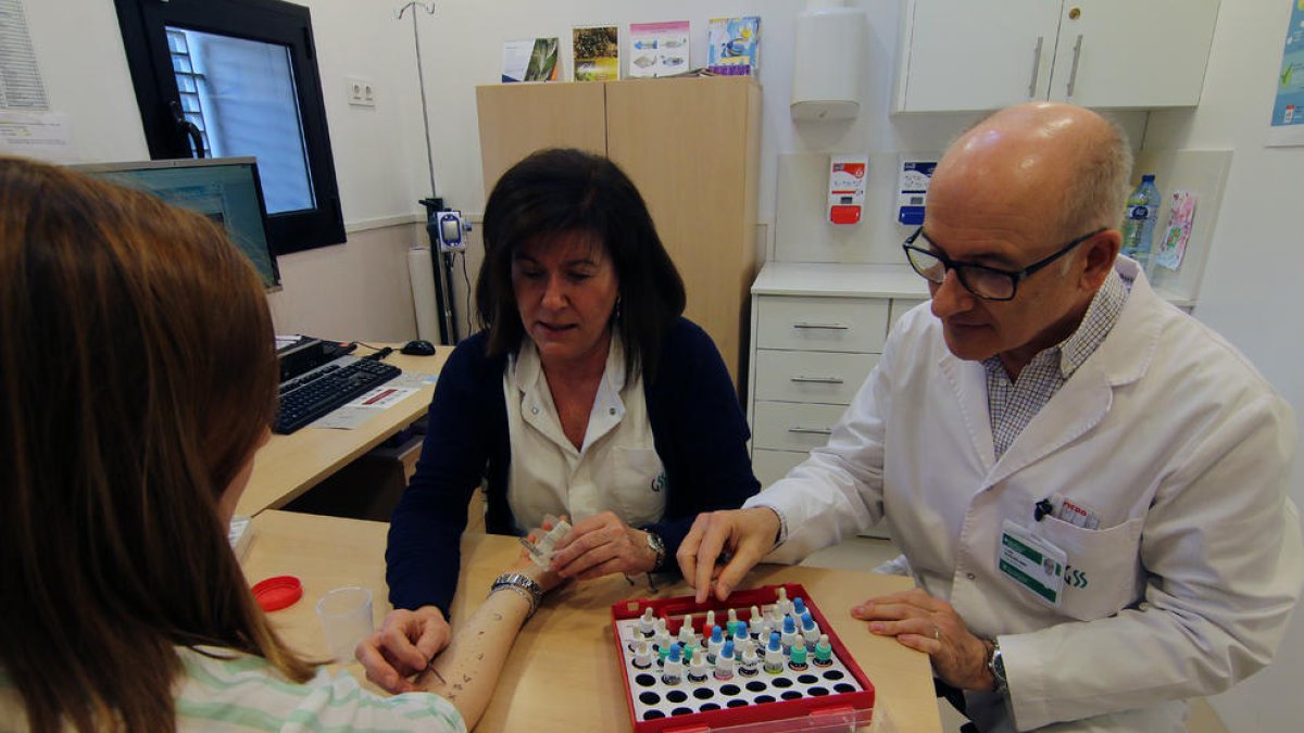 Una infermera realitza les proves d’al·lèrgia a l’hospital Santa Maria.