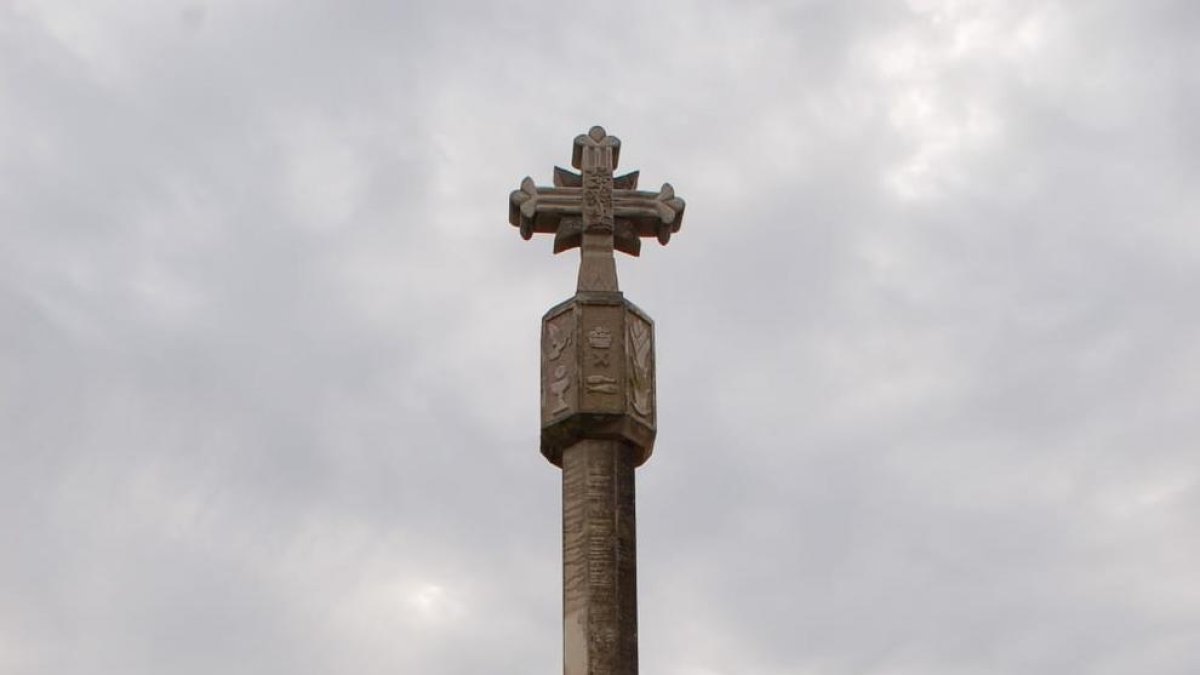 Imatge de la creu de terme de Benavent ja instal·lada.