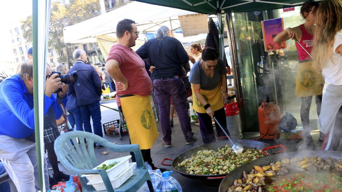 Els acampats van preparar ahir paelles per dinar.