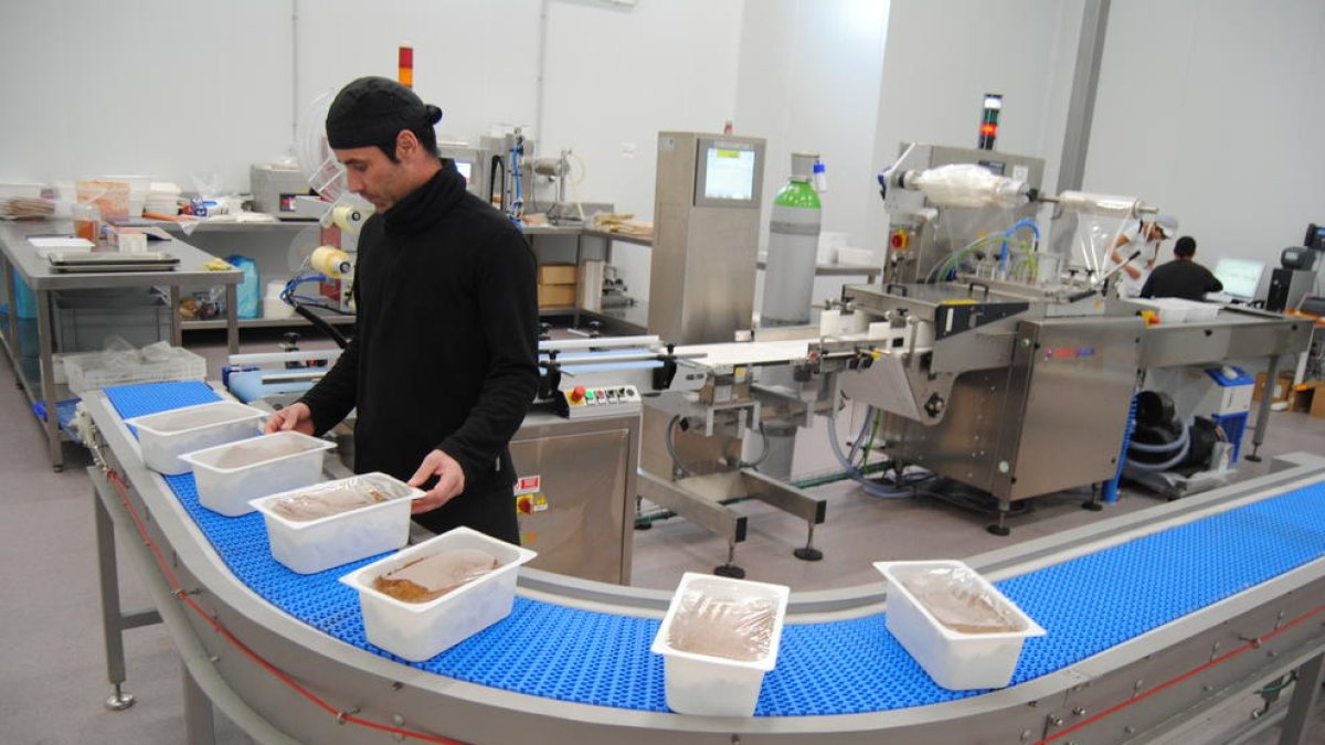 Un empleado de Teresa Carles empaquetando productos para los restaurantes.