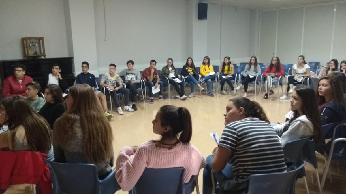 Els joves de quart d’ESO que formen part de la cooperativa en una de les primeres reunions.
