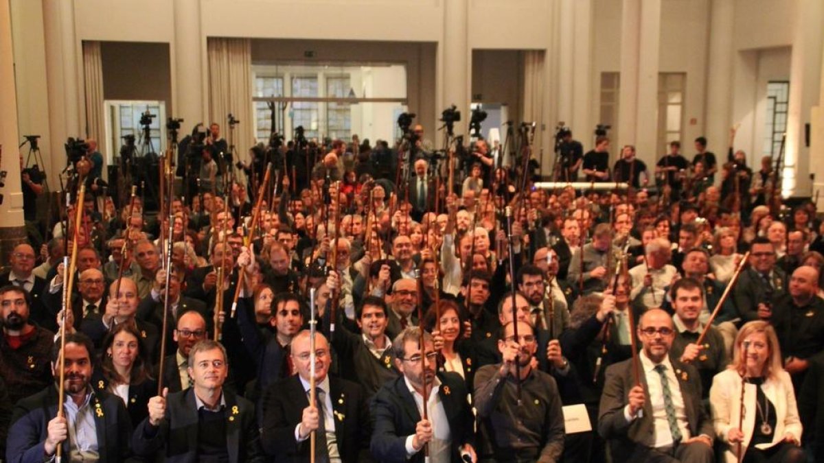 Uns 200 alcaldes catalans reben Puigdemont a Brussel·les amb crits de 