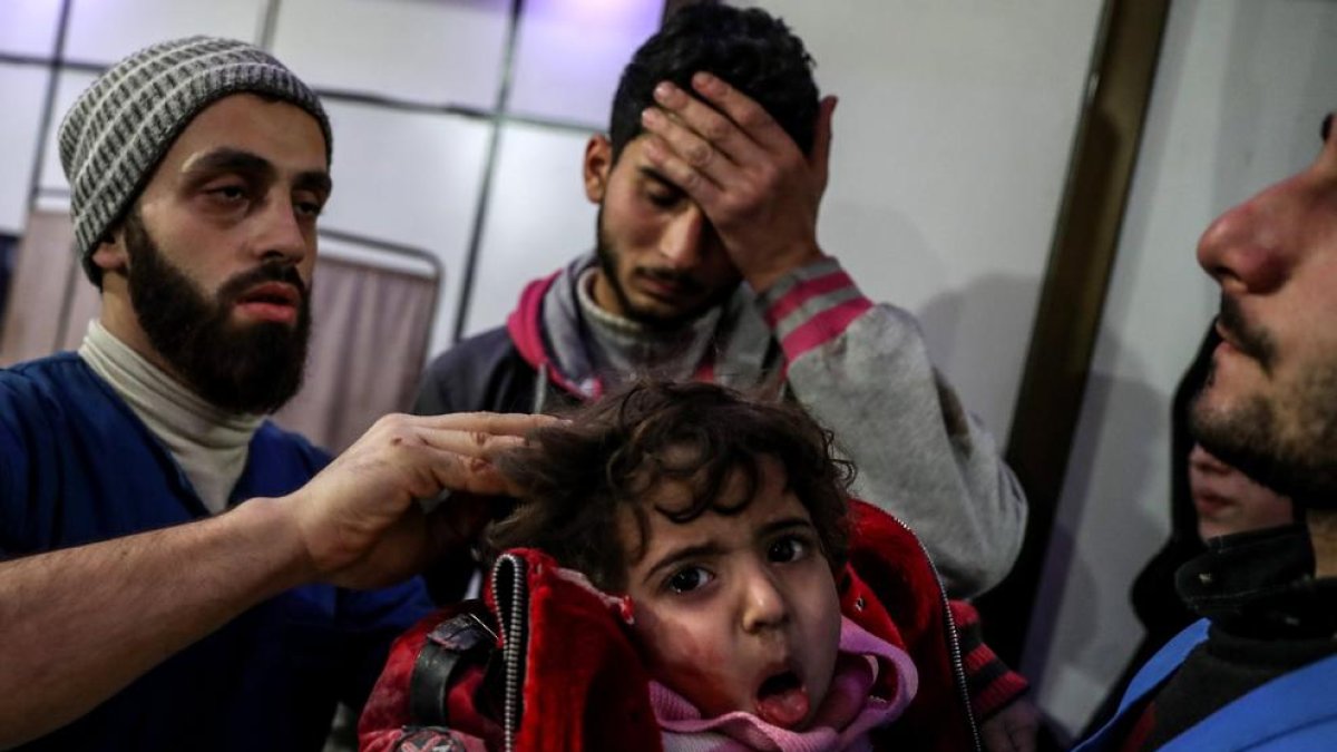 Un nen ferit per un bombardeig a l’est de Ghouta és atès en un hospital de Duma a Síria.