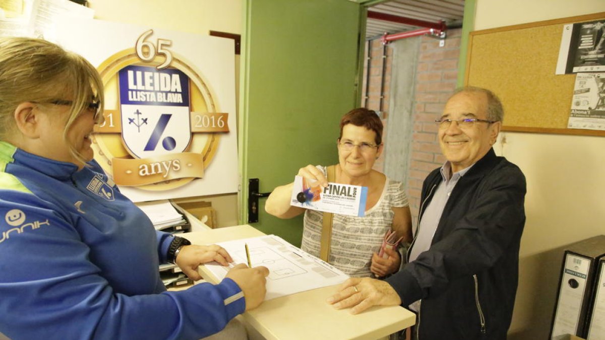 A la imatge, els aficionats que ahir van adquirir les primeres entrades per a la Final Four.