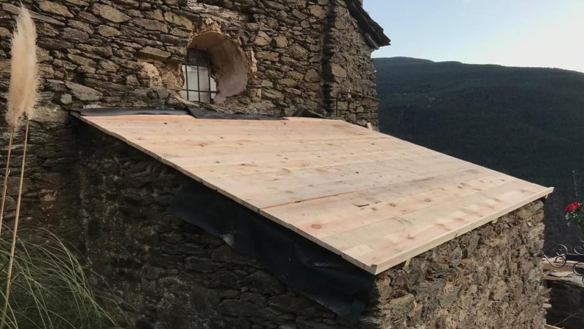 Imagen de la nueva cubierta de la iglesia de Rodés.