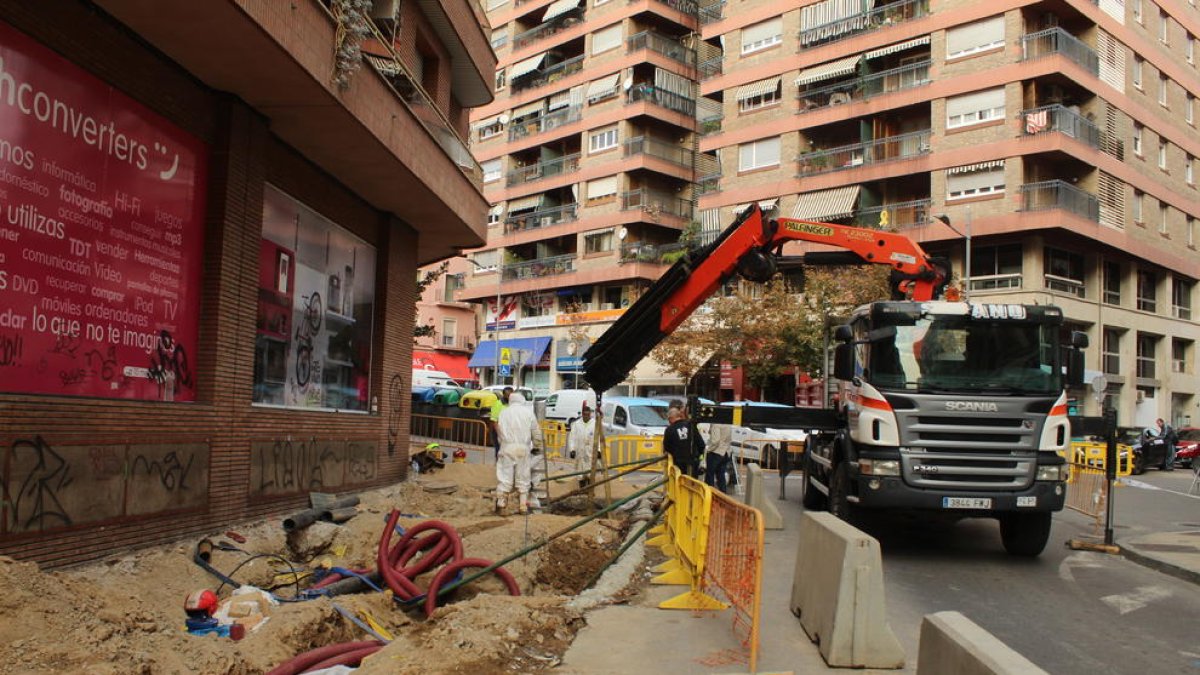 Trabajos de conexión de ambas tuberías ayer por la mañana.