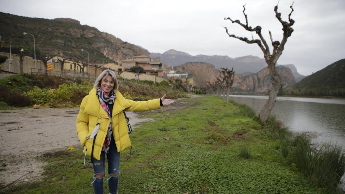 L’alcaldessa de Camarasa, Elisabeth Lizaso, mostra el terreny on s’ubicarà la instal·lació.