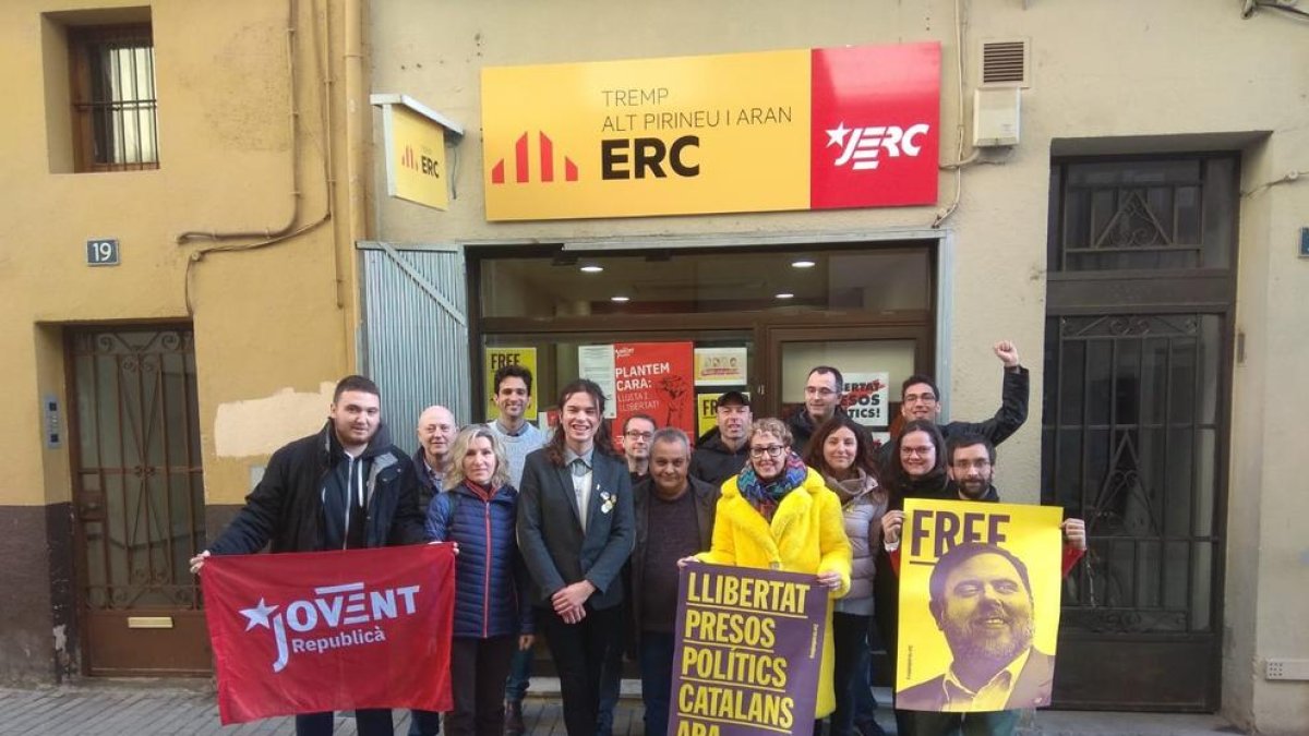 Cases (con abrigo amarillo), ayer ante la sede de ERC en Tremp.