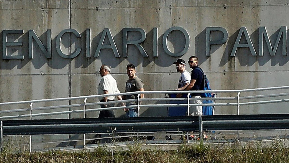 José Ángel Prenda, Jesús Escudero y Ángel Boza, ayer, al abandonar la cárcel de Pamplona.