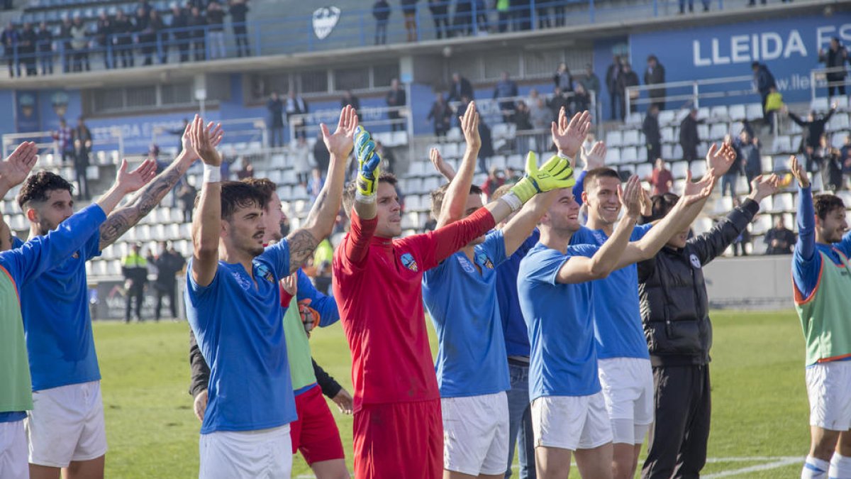 Els jugadors del Lleida van celebrar la victòria amb l’afició al Gol Nord.
