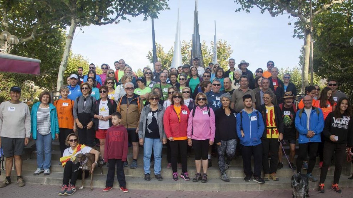 Los participantes en la marcha contra el Alzheimer.