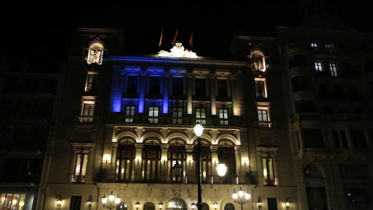 L’ajuntament de Lleida es va afegir al Dia Mundial de la Síndrome de Down amb la seua il·luminació.