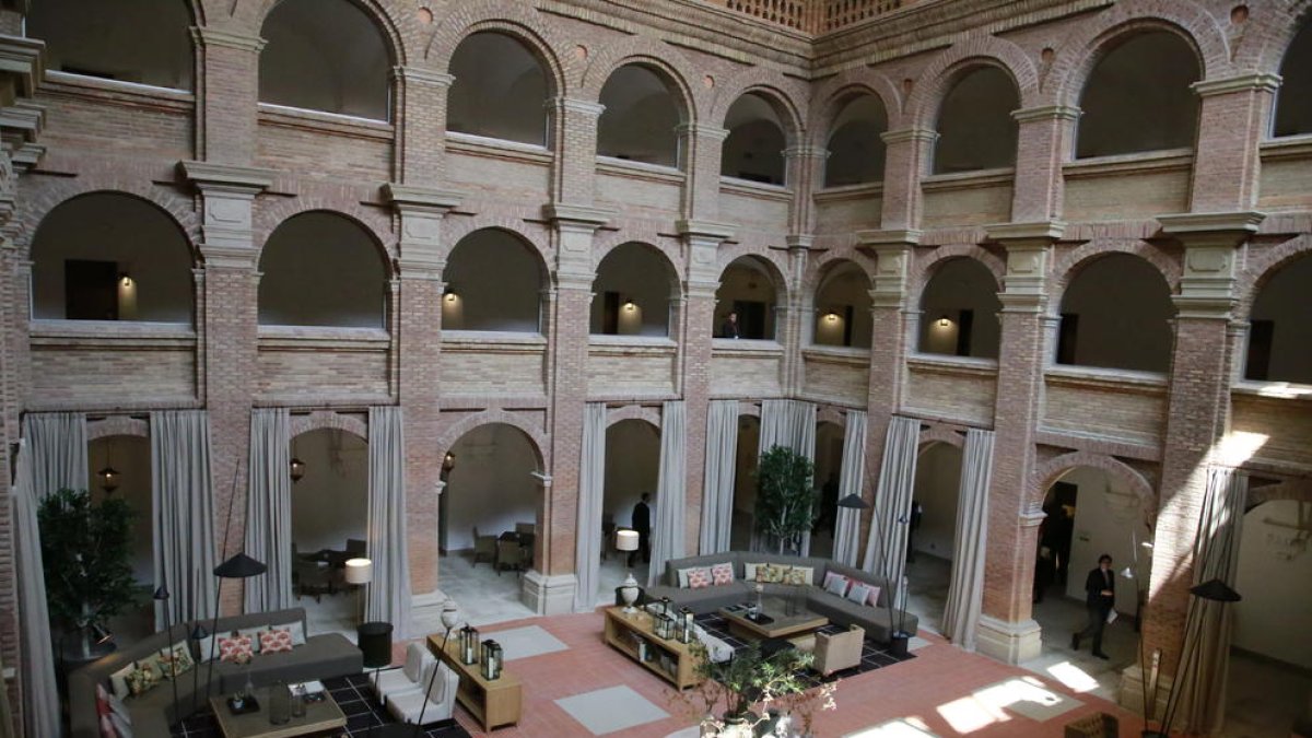 Vista del claustro del antiguo convento del Roser, que acoge la recepción, la sala de reuniones y la cafetería del nuevo hotel.