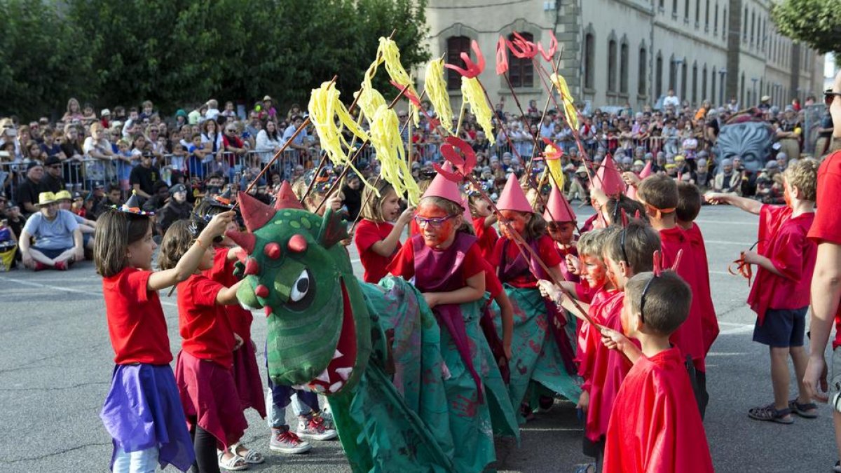 Durante toda la semana los más pequeños han estado preparando sus disfraces y su bestiario para mostrarlo en el Aquelarret.