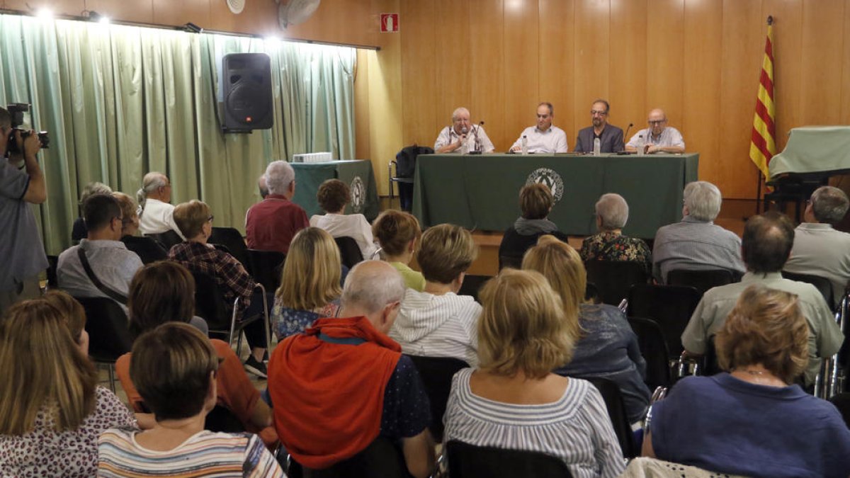 Decenas de personas asistieron a la presentación de actividades.