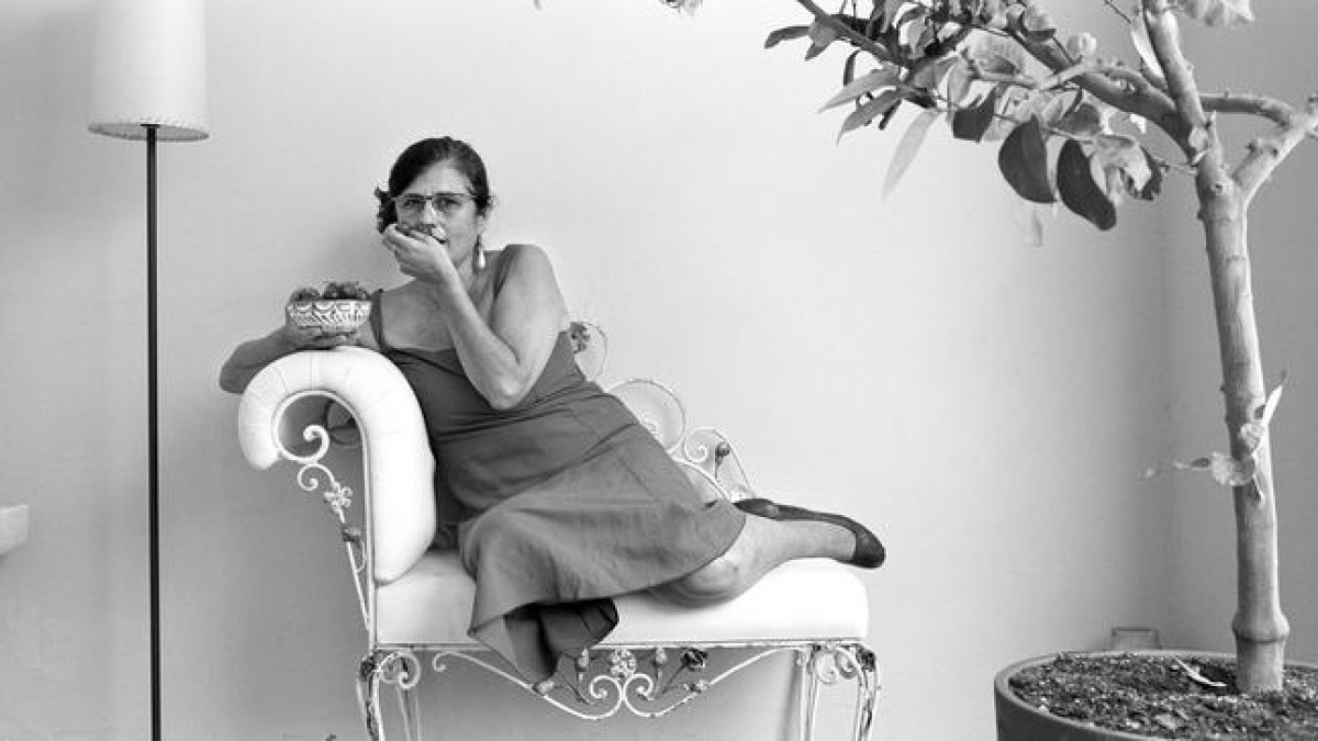 La directora Rosa Vergés, retratada en un racó de casa seua a l’Eixample barceloní.