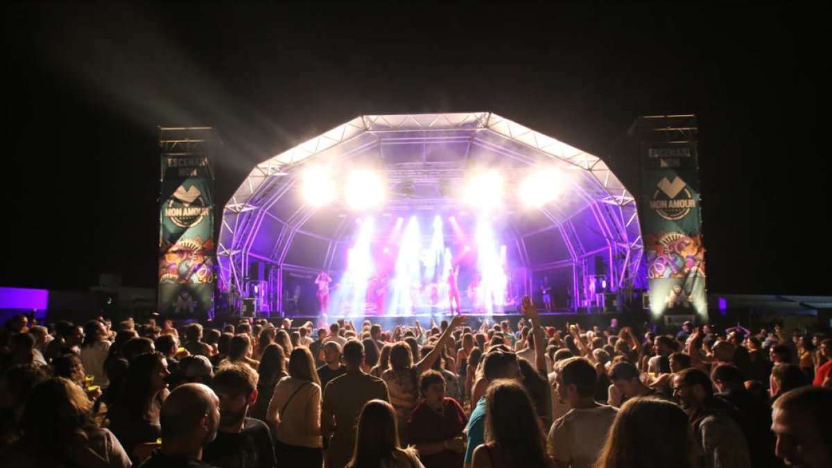 El públic va començar a arribar al recinte a mitja tarda i a la nit ja hi havia centenars de persones.