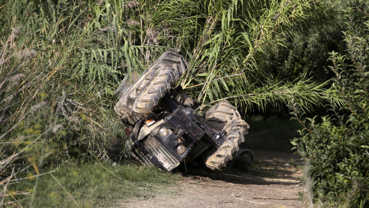 Imagen del tractor volcado ayer en la finca de la partida Camp-Rodó, entre Torrefarrera y Lleida.