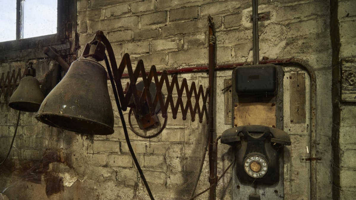 raig de sol. La llum natural il·lumina suaument el que un dia van ser màquines noves que no es van arribar a comercialitzar.