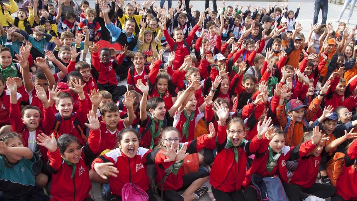 Centenars d’estudiants van obrir ahir l’edició número 11 de la Fira de la Màgia al Carrer de Montgai.