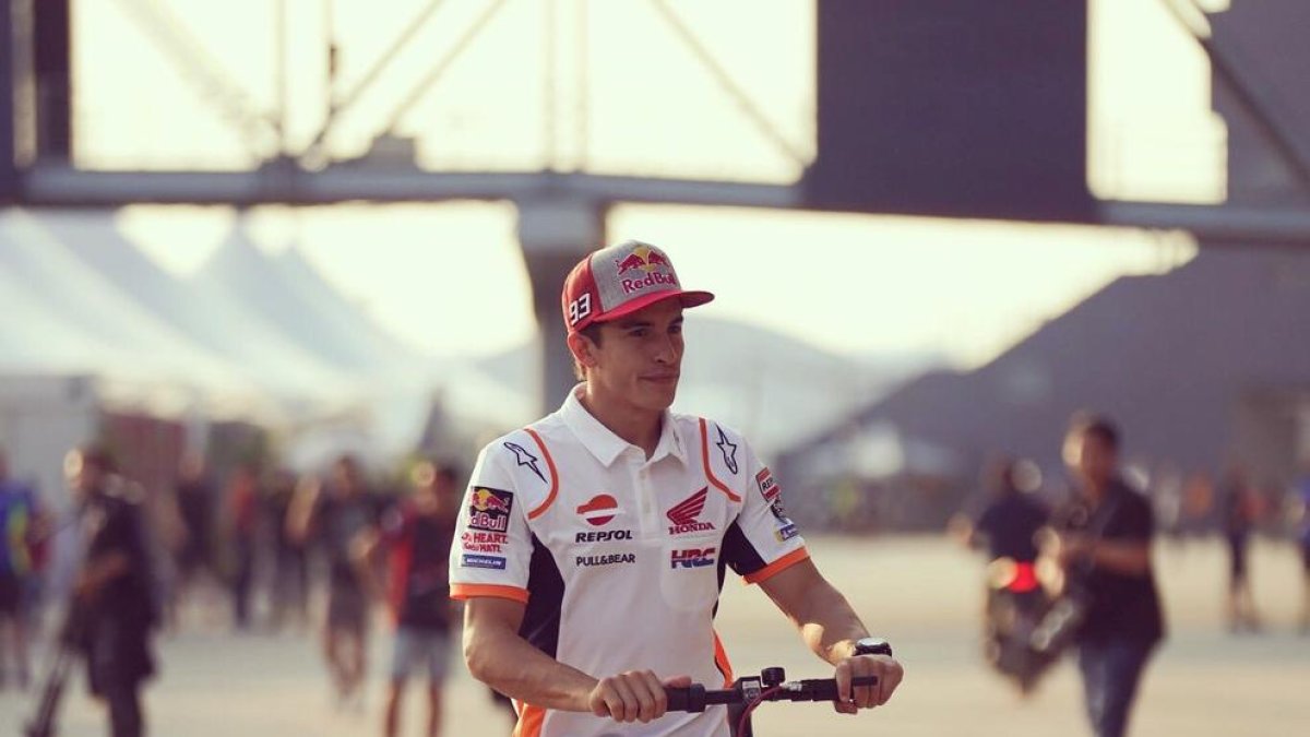 Marc, en patinet elèctric.