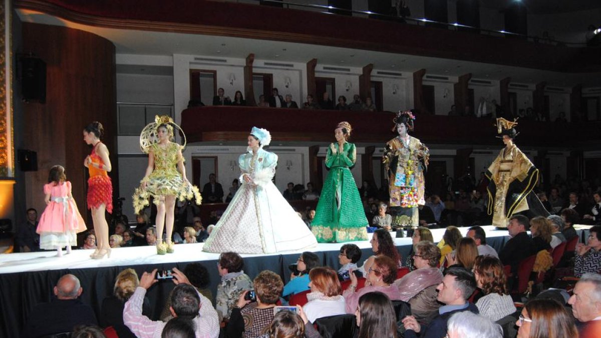 Desfile de los modelos de los ganadores de la pasada edición.