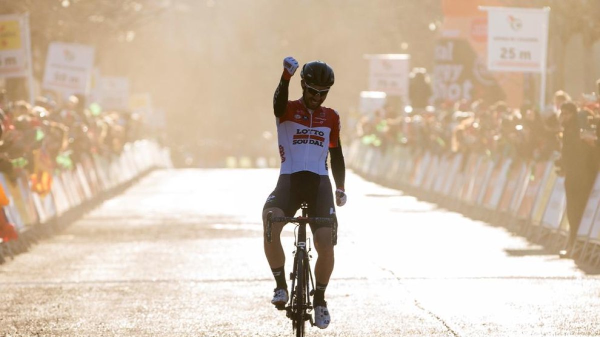 De Gendt, en el moment de creuar la línia de meta.