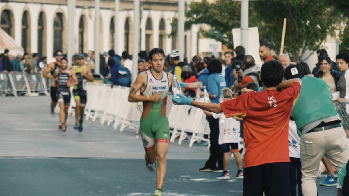 Roger Mirabet, el cap de setmana passat a l’Estatal de la Corunya durant la carrera a peu i a la dreta al tram de ciclisme.