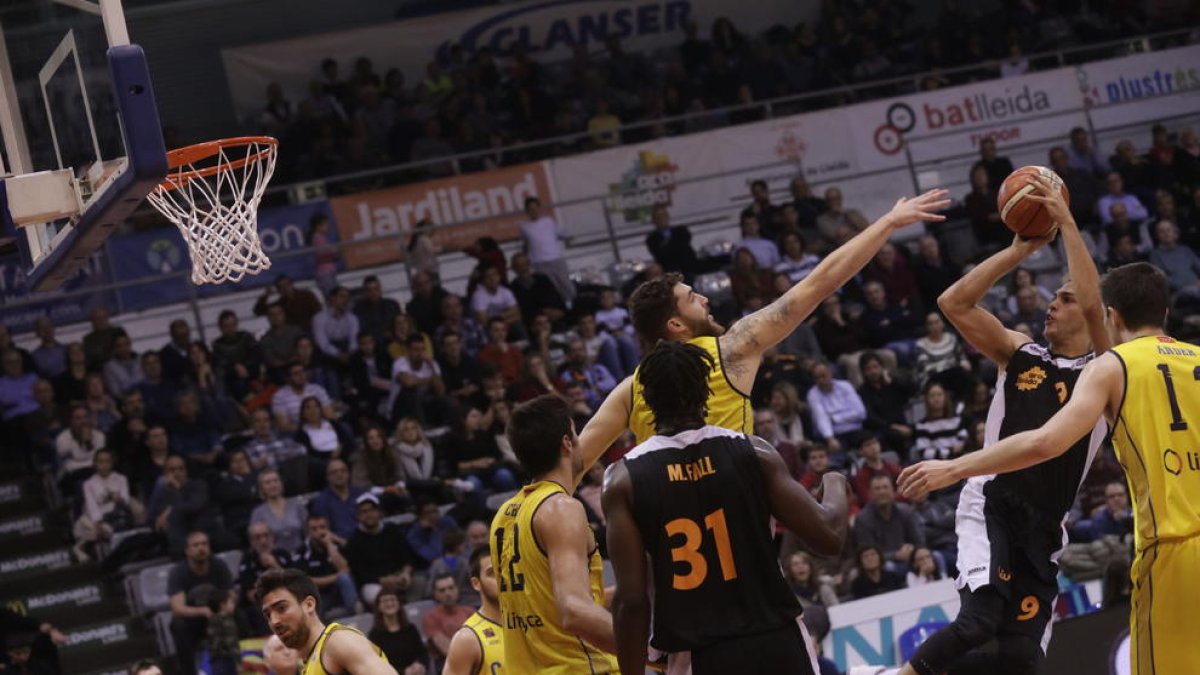 Fernando Sierra, clau per a la victòria, llança davant de Julen Olaizola, que va ser jugador del Força Lleida la temporada anterior.