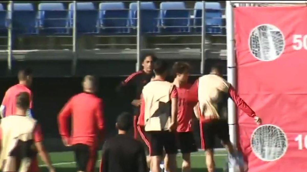 Momento en el que Sergio Ramos lanza un balonazo a Reguilón.
