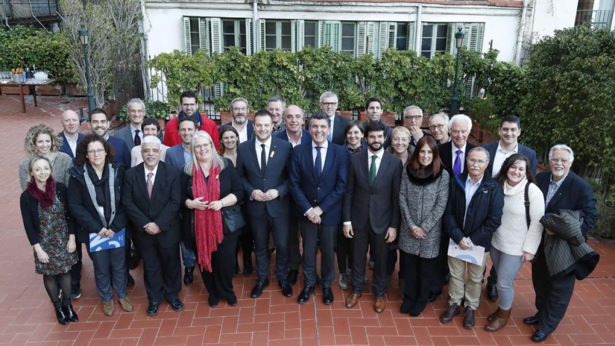 Carles Mas, tercero por la derecha en la primera fila, junto a los miembros de la junta de la FCN.