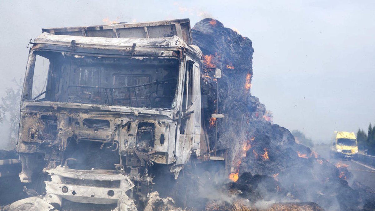 Un aparatós incendi en un camió talla l'A-2 a Bellpuig en sentit Lleida