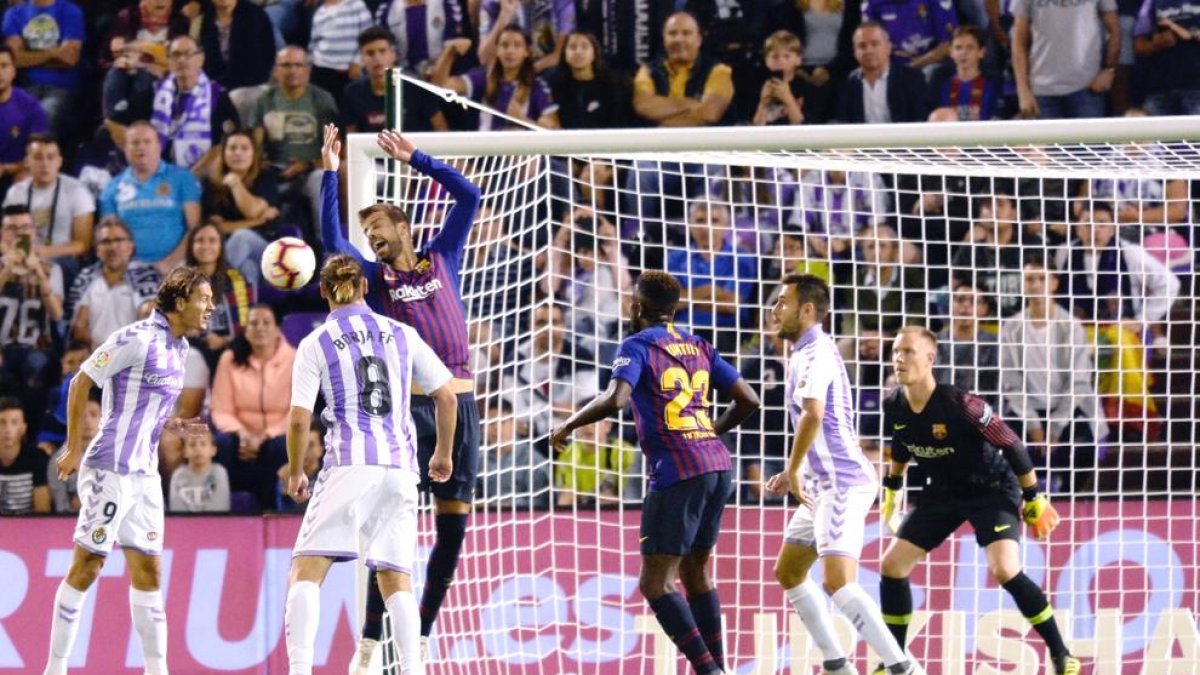 Leo Messi se lleva el balón con la mano durante el encuentro disputado en Valladolid.
