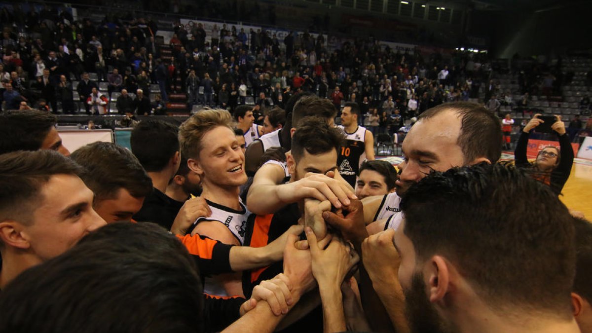 Els jugadors de l’Actel Lleida celebren la victòria sobre el Prat al centre de la pista.