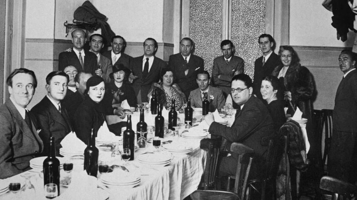 Grup d’intel·lectuals, entre els quals hi ha diverses ‘Sinsombrero’.