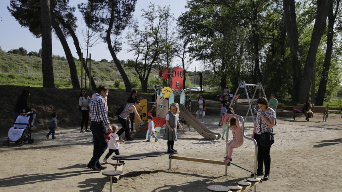 Los vecinos ya disfrutan de la nueva plaza del Turó de Gardeny