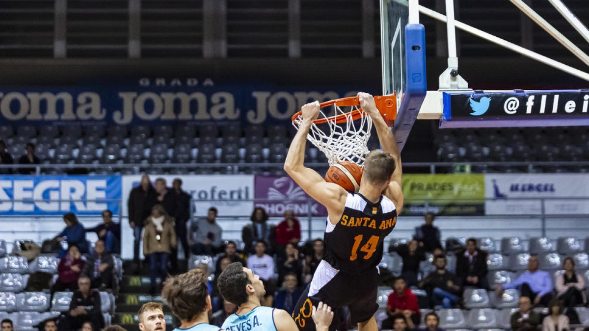 Santa Ana es penja del cèrcol en una acció del partit d’ahir al Barris Nord, davant de l’Oviedo.