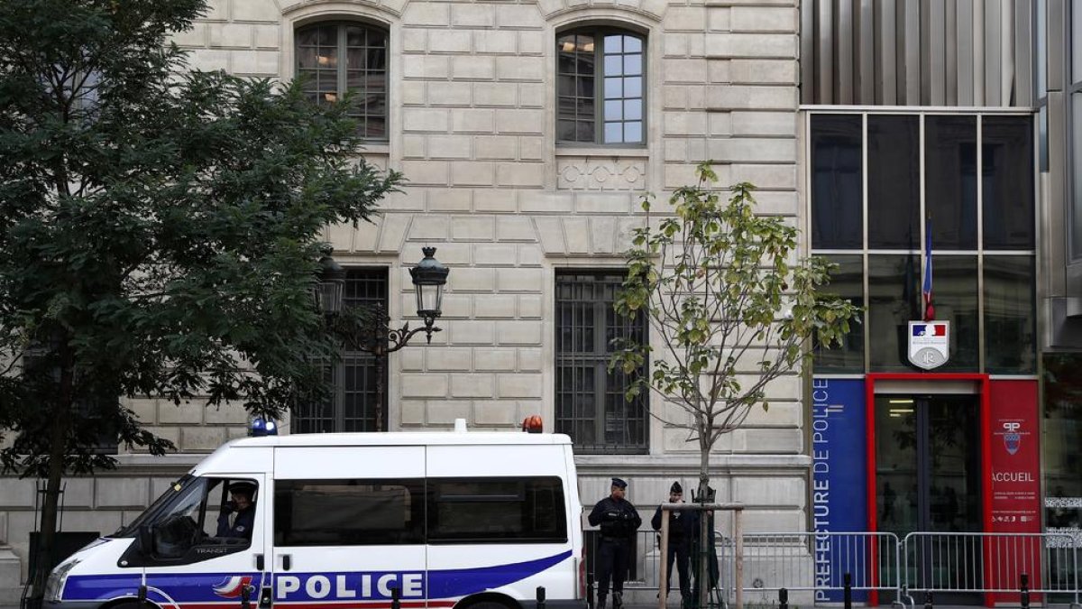 Alguns agents i un furgó policial davant la prefectura de París on es va cometre l’atac.