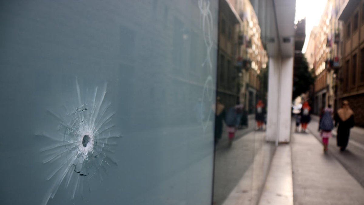 Un impacto de bala que se produjo durante el tiroteo.