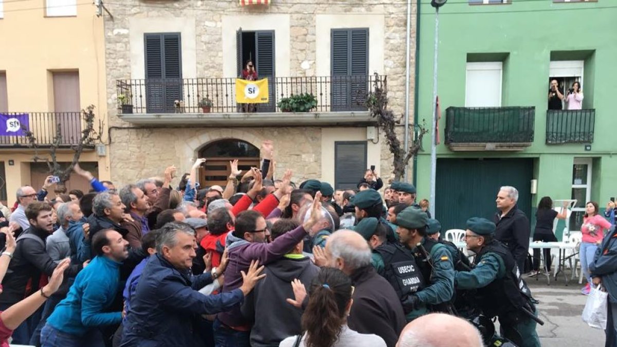 Imagen de la actuación de la Guardia Civil el 1-O en Artesa de Lleida.