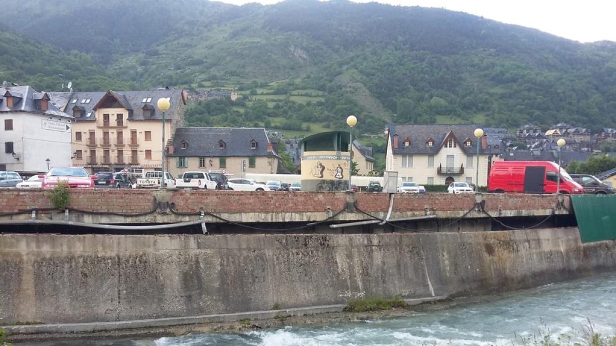 El muro que Vielha reparará tras daños por crecidas del Garona y bajas temperaturas en invierno.