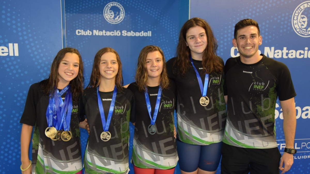 Emma Carrasco, Maria Alsina, Maria Herreros, Carla Roure i l’entrenador del Club Inef Lleida, Joan Seguí.