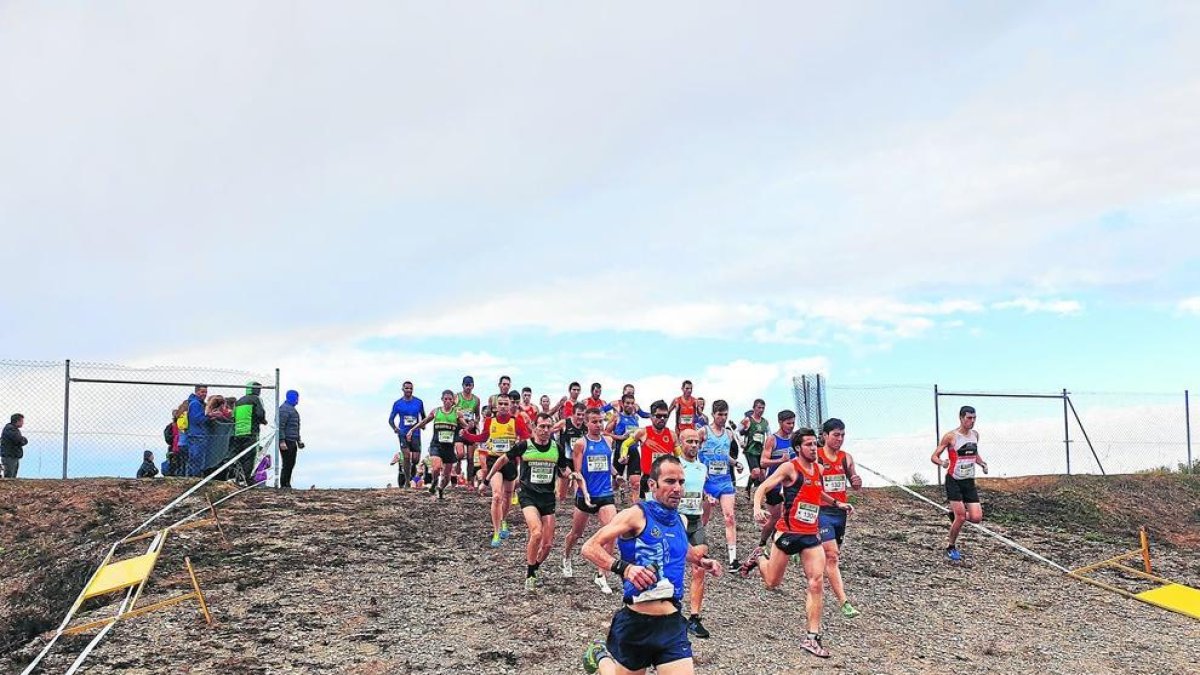 Un grupo de participantes del Cross Culleré durante la disputa de la carrera.